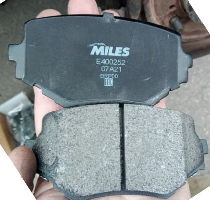 Тормозные колодки Miles (Low-Metallic). Артикул E400252