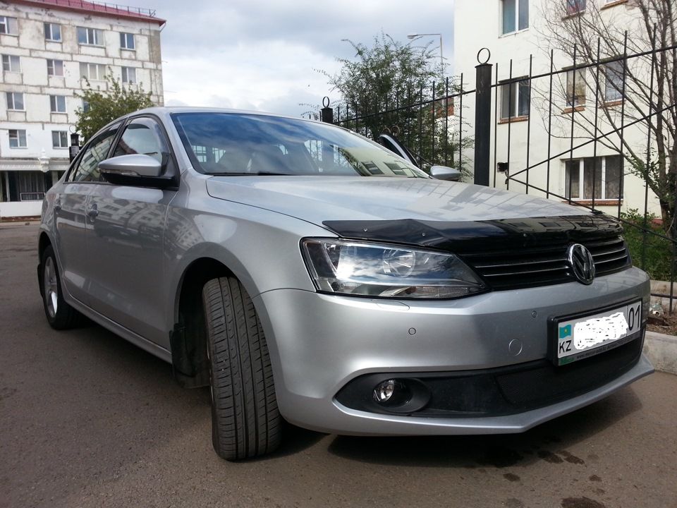 Дефлектор SIM для капота Volkswagen Jetta VI 2010-2018. Артикул SVOJET1012