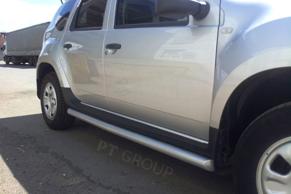 Защита порогов PT Group вогнутая d=63 мм ШАГРЕНЬ (ППК) Renault Duster I 2012-2020. Артикул RDU330302