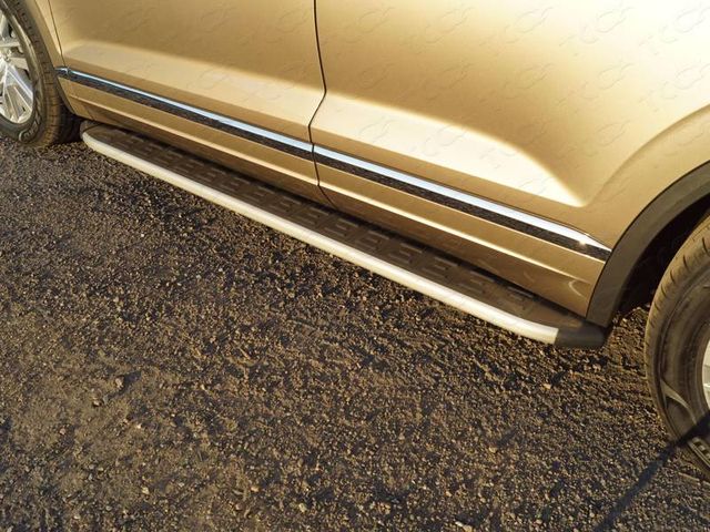 Пороги алюминиевые ТСС с пластиковой накладкой (1920 из 2-х мест) для Volkswagen Touareg III 2018-2026. Артикул VWTOUAR18-35AL