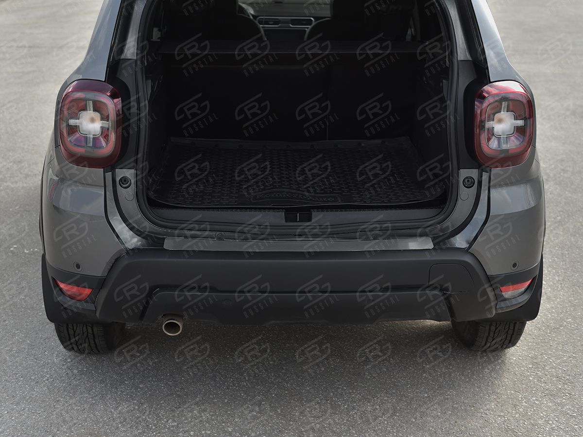 Накладка на задний бампер (лист нерж., зеркальный) RusStal для Renault Duster II 2021-2026. Артикул RDN-003811