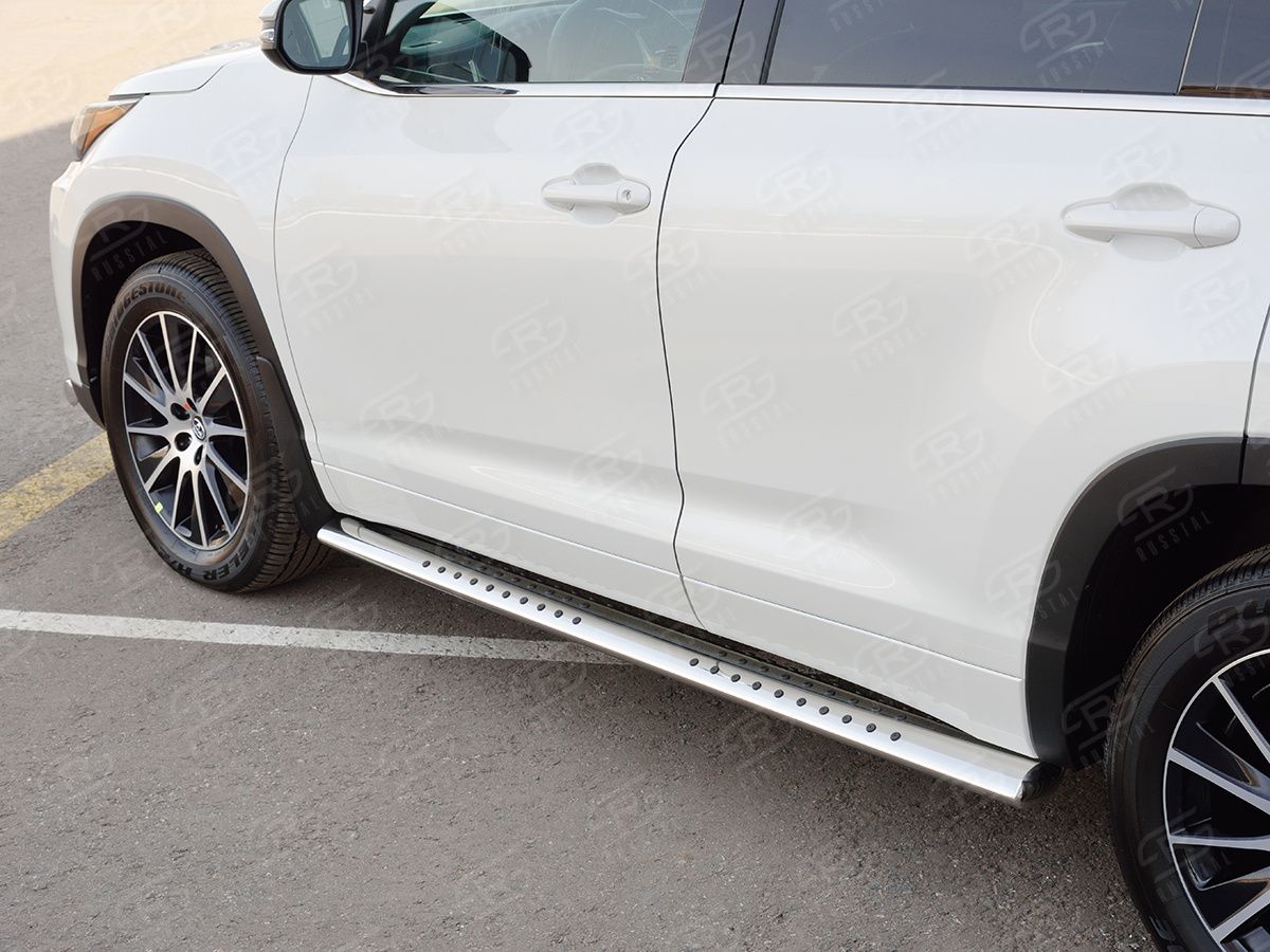 Защита порогов RusStal труба 120х60 овал с проступью для Toyota Highlander III 2016-2026. Артикул THRO-002619
