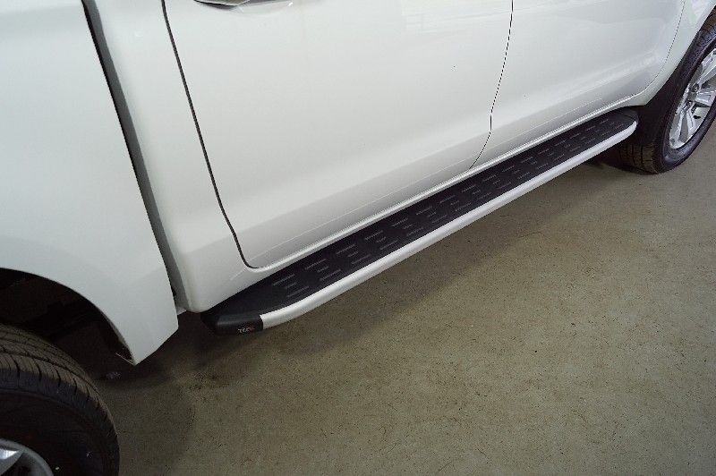 Пороги алюминиевые ТСС с пластиковой накладкой 1920 мм для JAC T8 Pro 2023-2026. Артикул JACT8P23-04AL