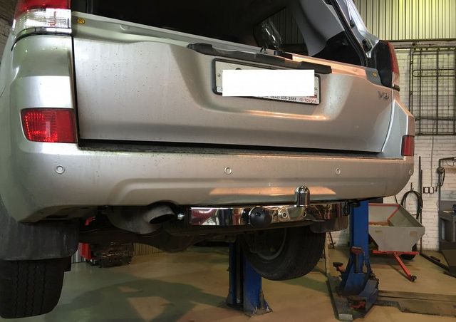 Тюнинговый фаркоп Bosal с металлической накладкой для Lexus LX 2007-2026. Фланцевое крепление. Артикул 3018-FL