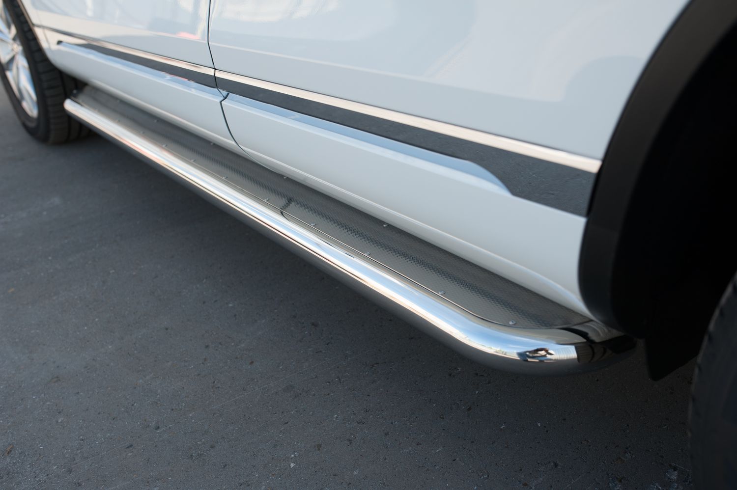 Защита порогов RusStal труба d63 с листом (вариант 3) для Volkswagen Touareg II рестайлинг 2014-2018. Артикул VWTL-0021323