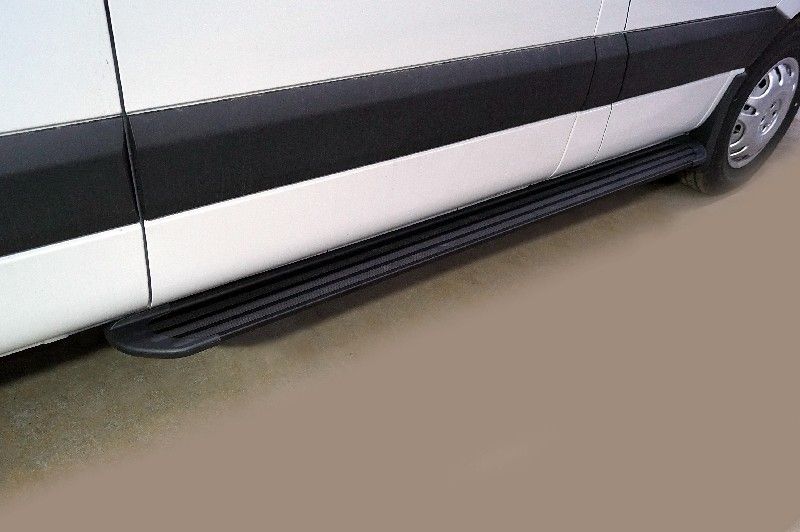 Пороги алюминиевые ТСС Slim Line Black 2020 мм (правый) для Sollers Atlant L2H1 2023-2026. Артикул SOLAT23-04B