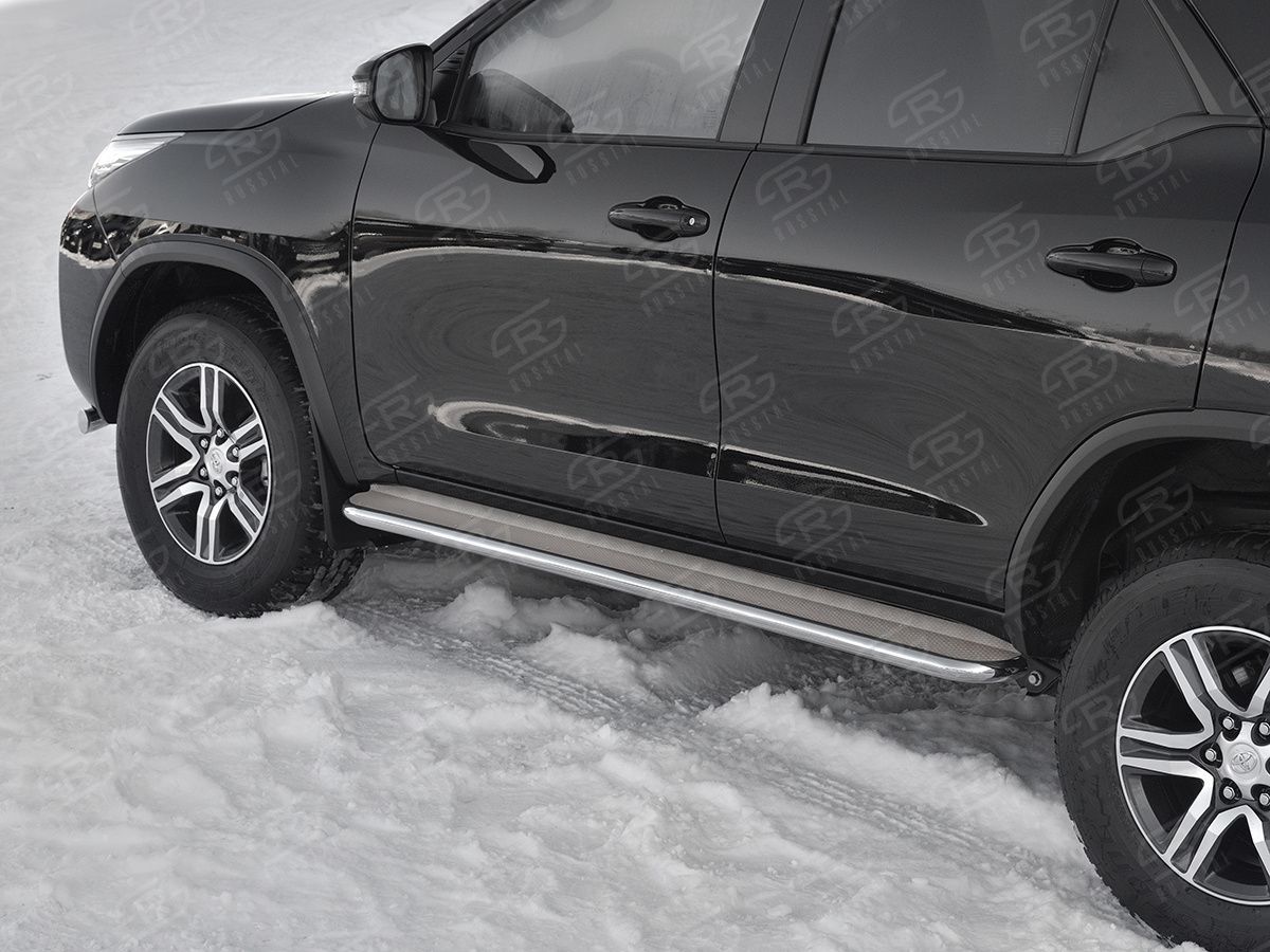 Защита порогов RusStal труба d42 с листом (Лист нерж, проф. нерж) (вариант 3) для Toyota Fortuner II (для России) 2017-2020. Артикул TFL-0028823