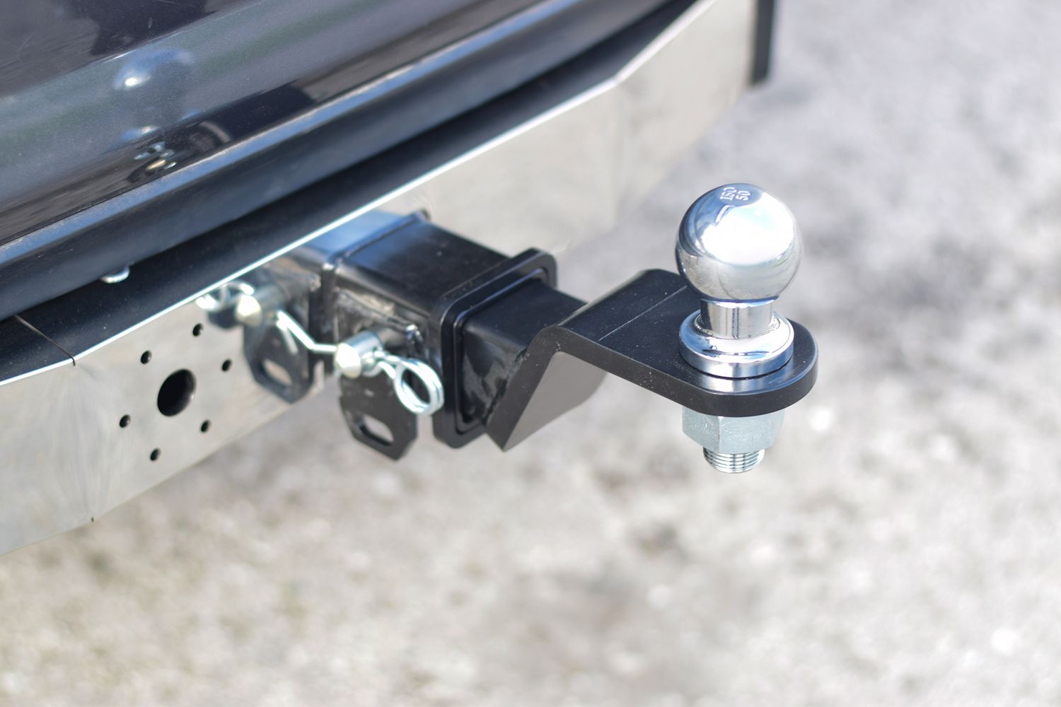 Фаркоп PT Group c накладкой из нержавейки для Toyota Fortuner 2016-2020 (до рестайлинга). Американский квадрат. Артикул TFR-16-991124.00 (09111501)