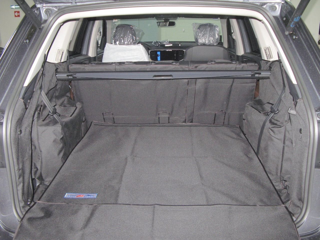 Защитный чехол AUTOSMSTUDIO "Maxi" в багажник автомобиля для Volkswagen Teramont 11.2016-2026, серый. Артикул TP-VW-TERI-MAXI-GR