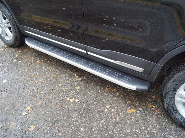 Пороги алюминиевые ТСС с пластиковой накладкой 1720 мм для Geely Atlas 2018-2021. Артикул GEELEATL18-36AL