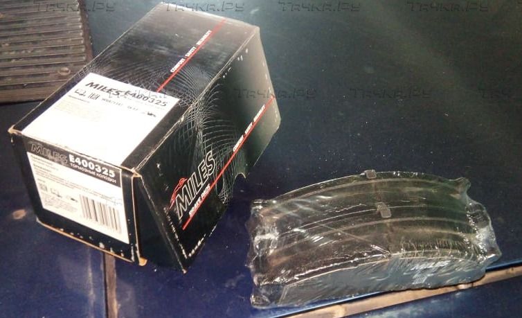 Тормозные колодки Miles (Low-Metallic) передние для Nissan Pathfinder WD21 1986-1995. Артикул E400325