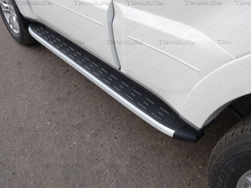 Пороги алюминиевые ТСС с пластиковой накладкой (1820 из 2-х мест) для Mitsubishi Pajero IV рестайлинг 2011-2014. Артикул MITPAJ413-12AL