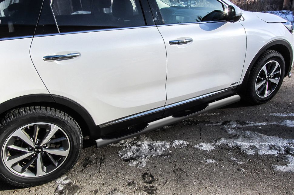 Пороги Slitkoff труба d76 с проступями для Kia Sorento III (Prime) рестайлинг 2017-2020 Серебристые. Артикул KS17-003S
