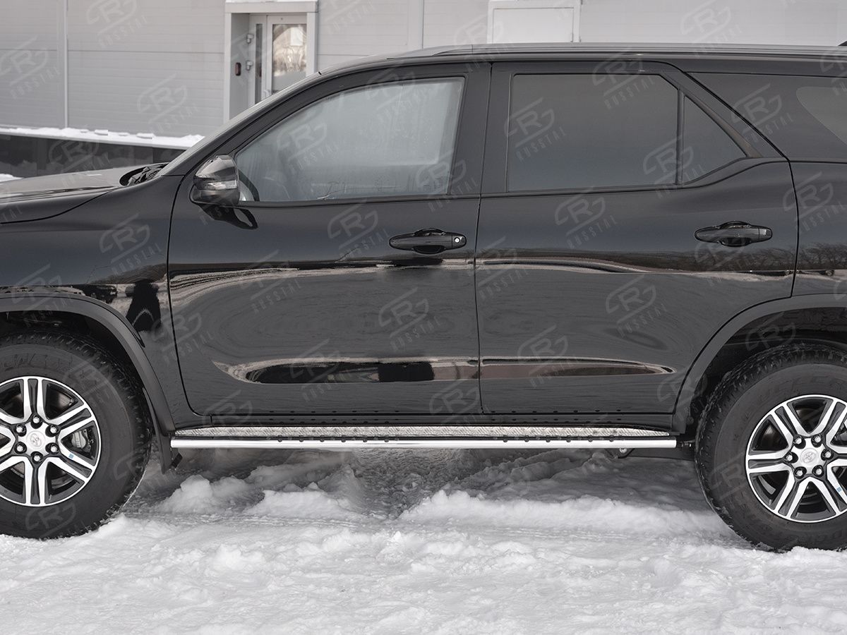 Защита порогов RusStal труба 75x42 овал с проступью (Лист алюм пыльник) для Toyota Fortuner II 2020-2026. Артикул TFRO-003533