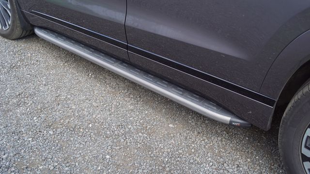 Пороги алюминиевые ТСС с пластиковой накладкой 1820 мм для Jaecoo J8 2.0L 4WD 2024-2026 Карбон серые. Артикул JAECOOJ824-06GR