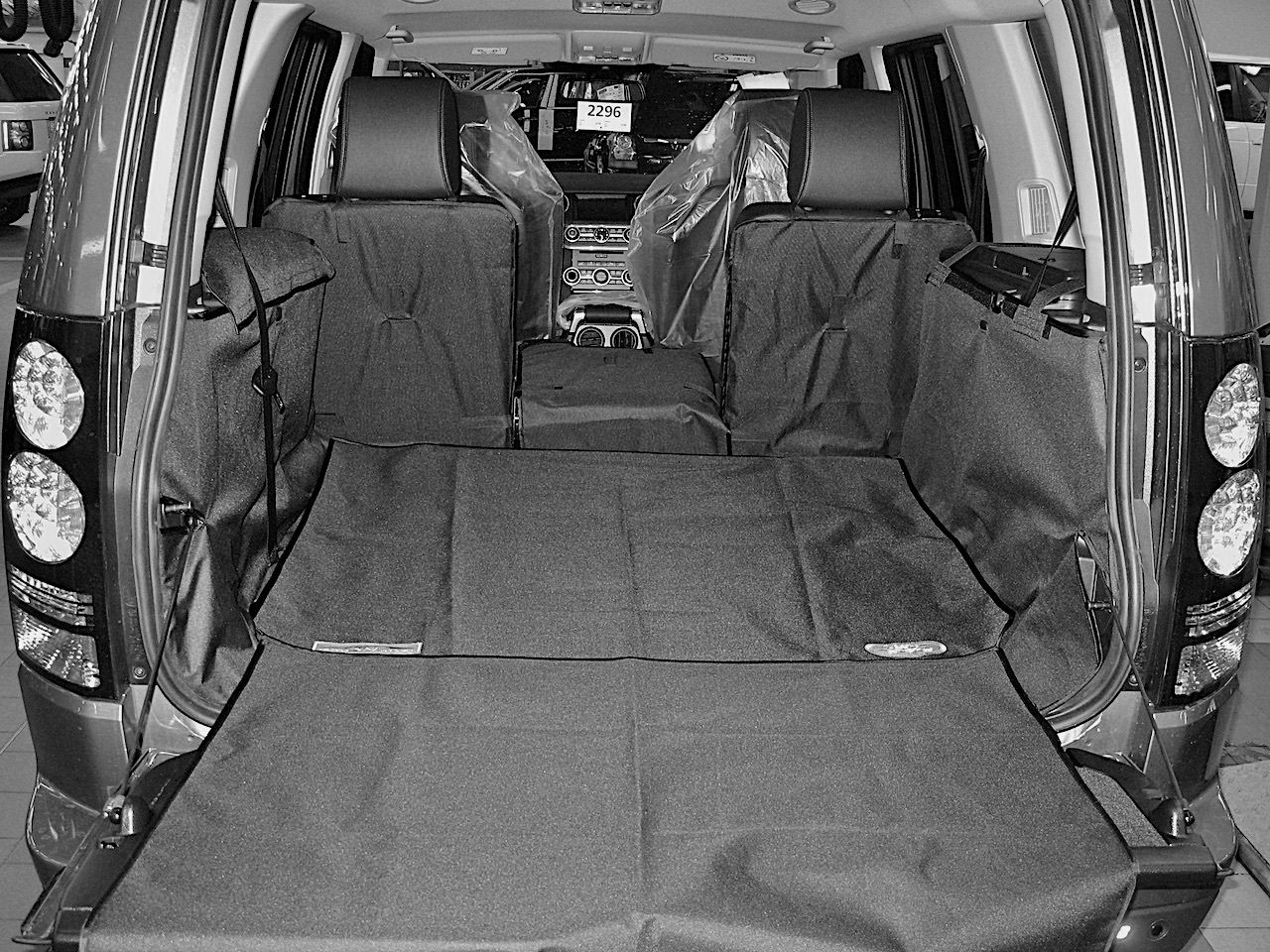 Защитный чехол AUTOSMSTUDIO "Maxi" в багажник автомобиля для Land Rover Discovery III, IV (7-мест) 2004-2009 2009-2017, черный. Артикул TP-LRRDISC7-MAXI-BL