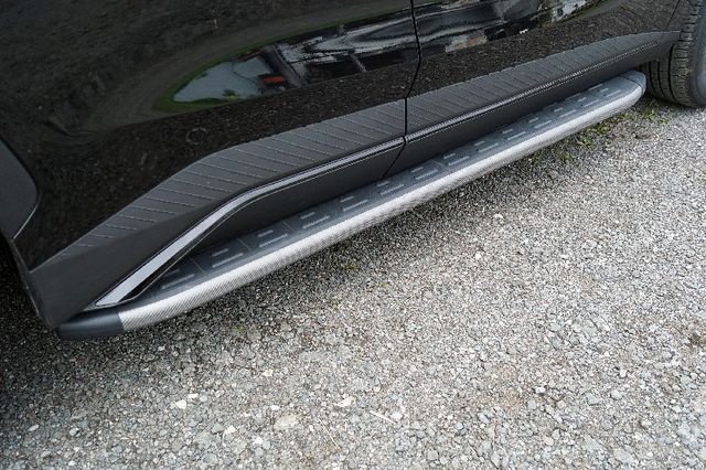 Пороги алюминиевые ТСС с пластиковой накладкой 1820 мм для Jetour Dashing 1.5T 2WD 2023-2026 Карбон серые. Артикул JETDASH23-01GR