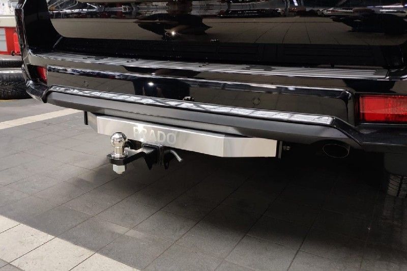 Фаркоп оцинкованный под американский квадрат ТСС для Toyota Land Cruiser Prado 150 Black Onyx 2020-2023 с накладкой с надписью Prado (нерж. шар). Артикул TCU00169N