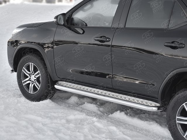 Защита порогов RusStal труба d63 с листом (Лист алюм, проф.сталь) (вариант 2) для Toyota Fortuner II (для России) 2017-2020. Артикул TFL-0028832