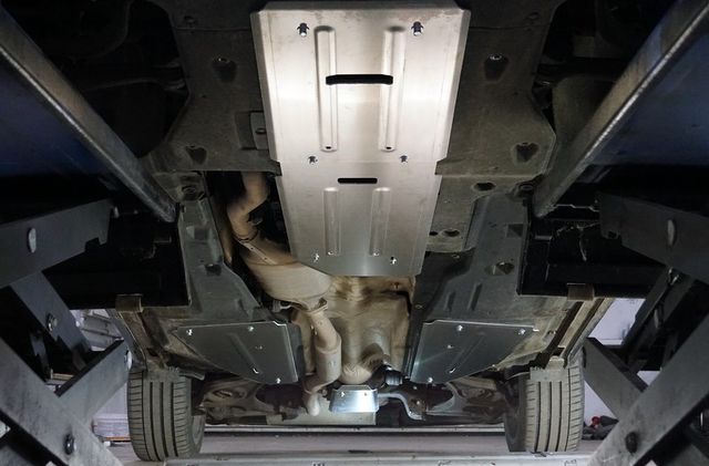 Защита алюминиевая ТСС (4 мм) для картера, КПП, бака и заднего редуктора Genesis GV80 2020-2026. Артикул ZKTCC00517K