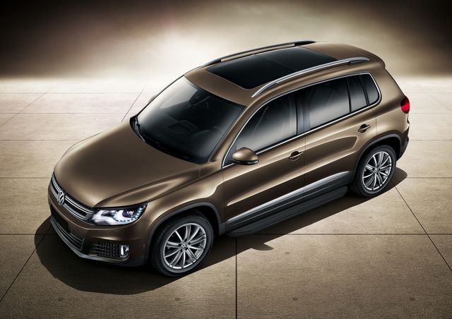 Пороги алюминиевые Rival Premium-Black для Volkswagen Tiguan I рестайлинг 2011-2017. Артикул A173ALB.5802.2