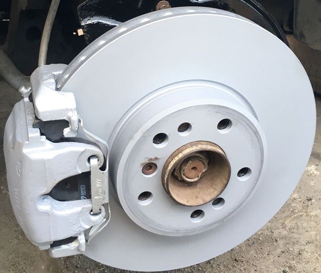 Тормозной диск Zimmermann Coat Z передний для BMW X3 I (E83) 2006-2011. Артикул 150.1298.20