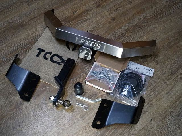 Фаркоп ТСС оцинкованный под американский квадрат для Lexus RX Long 2018-2022 с накладкой из нержавеющей стали. Артикул TCU00128