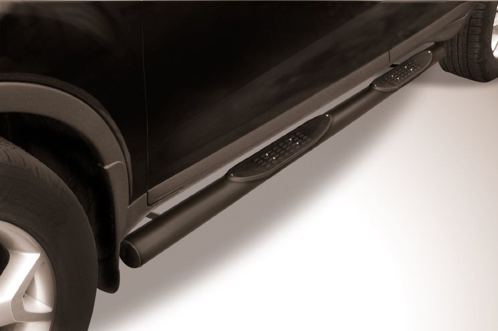 Пороги Slitkoff труба d76 с проступями ЧЕРНЫЕ матовые для Ford Kuga I 2008-2012. Артикул FKG007B