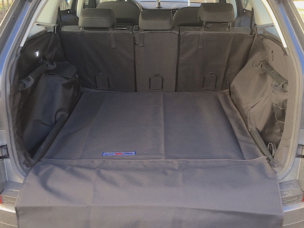 Защитный чехол AUTOSMSTUDIO "Maxi" в багажник автомобиля для Skoda Kodiaq 5 мест 2016-2026, серый. Артикул TP-SKD-KQ-MAXI-GR