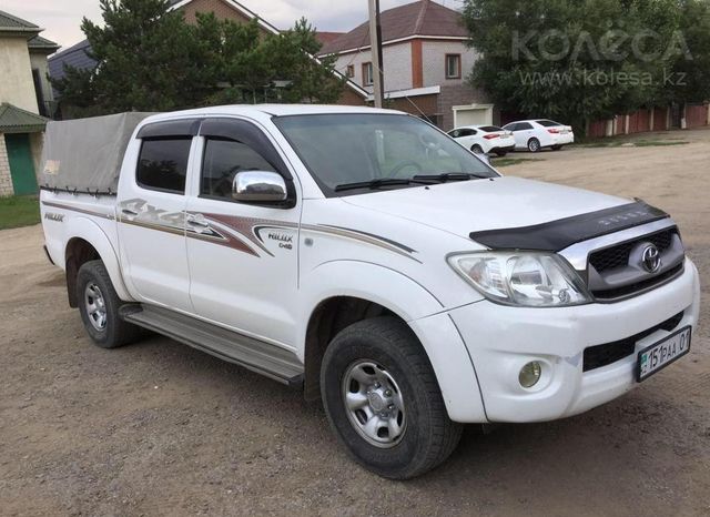 Дефлектор VT52 для капота Toyota Fortuner I 2005-2011. Артикул TYA63VT