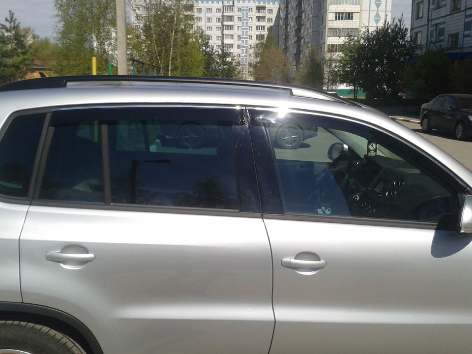 Дефлекторы Cobra Tuning для окон (c хром. молдингом) Volkswagen Tiguan I 2008-2016. Артикул V21808CR