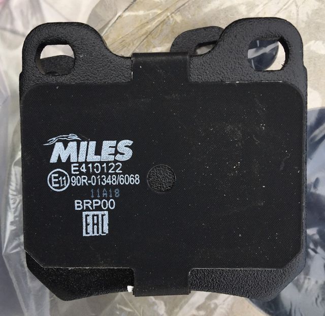 Тормозные колодки Miles (Low-Metallic) задние для Opel Senator B 1987-1993. Артикул E410122