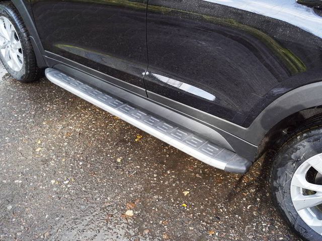 Пороги алюминиевые ТСС с пластиковой накладкой 1720 мм для Hyundai Tucson III рестайлинг 2018-2021 Карбон серебро. Артикул HYUNTUC18-32SL