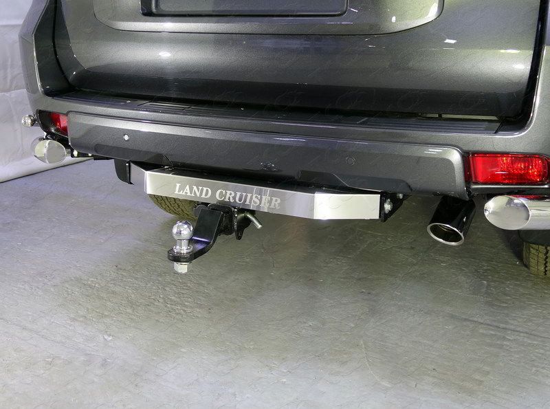Фаркоп оцинкованный под американский квадрат ТСС для Toyota Land Cruiser Prado 150 Black Onyx 2020-2023 с накладкой с надписью Land Cruiser (нерж. шар). Артикул TCU00170N