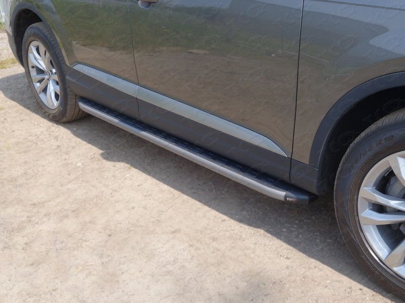 Пороги алюминиевые ТСС с пластиковой накладкой 2020 мм для Audi Q7 II 2015-2026 Карбон серые. Артикул AUDIQ715-01GR