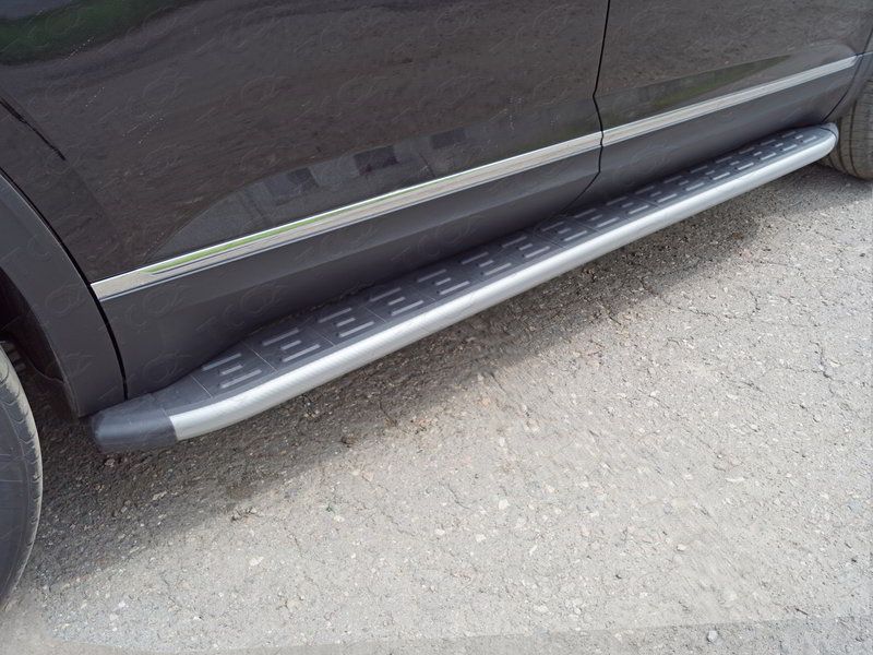 Пороги алюминиевые ТСС с пластиковой накладкой 2120 мм для Volkswagen Teramont 2018-2020 Карбон серебро. Артикул VWTER18-38SL