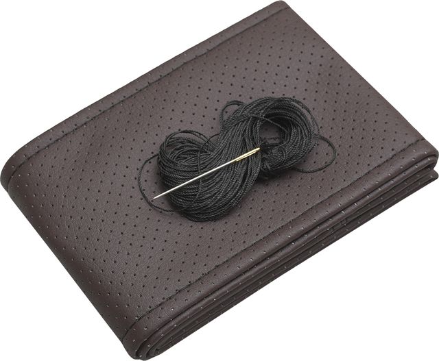 Оплётка на руль Rezkon прошивная (размер XL, экокожа перф., цвет КОРИЧНЕВЫЙ/Черная нитка). Артикул 8001026031