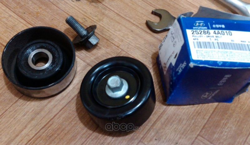Натяжной ролик (натяжитель) приводного поликлинового ремня Hyundai / KIA. Артикул 252864A010
