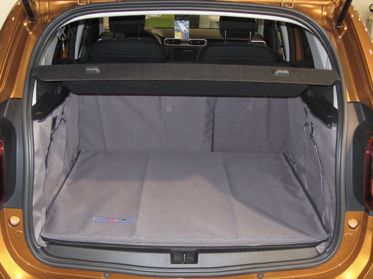 Защитный чехол AUTOSMSTUDIO "Maxi" в багажник автомобиля для Renault Duster II 4WD 11.2020-2026, серый. Артикул TP-RN3-DUSII-MAXI-GR