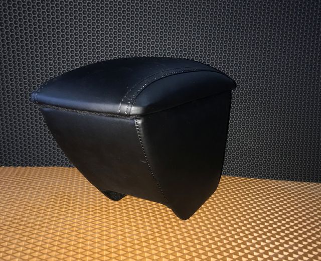 Подлокотник Alvi-Style (На ножках) на магните для Suzuki Jimny IV 2018-2026. Артикул AL-PO162