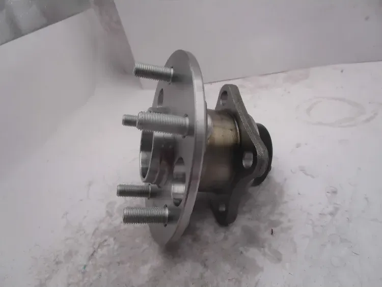 Ступица колеса с подшипником задняя TOYOTA AURIS (E15)  TOYOTA COROLLA (E12) 11.2006- (Deqst) Deqst. Артикул 107154