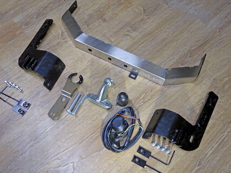 Фаркоп оцинкованный ТСС для Lexus LX 570 2007-2021 с накладкой с надписью Lexus . Артикул TCU00052