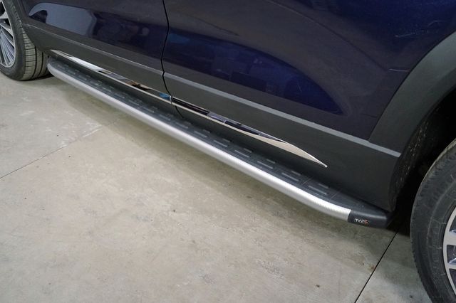 Пороги алюминиевые ТСС с пластиковой накладкой 1920 мм для Jetour X90 Plus 2WD 2023-2026 Карбон серебро. Артикул JETX90PL23-04SL