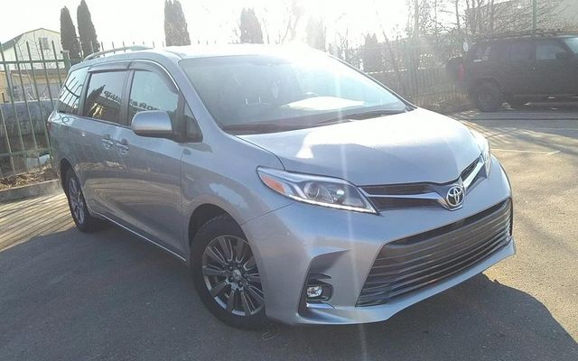 Дефлекторы Cobra Tuning для окон (c хром. молдингом) Toyota Sienna III 2011-2026. Артикул T211711CR