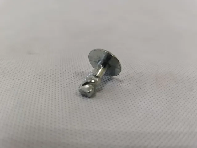 Крепеж защиты двигателя (Ukorauto). Артикул UAV8D05121B