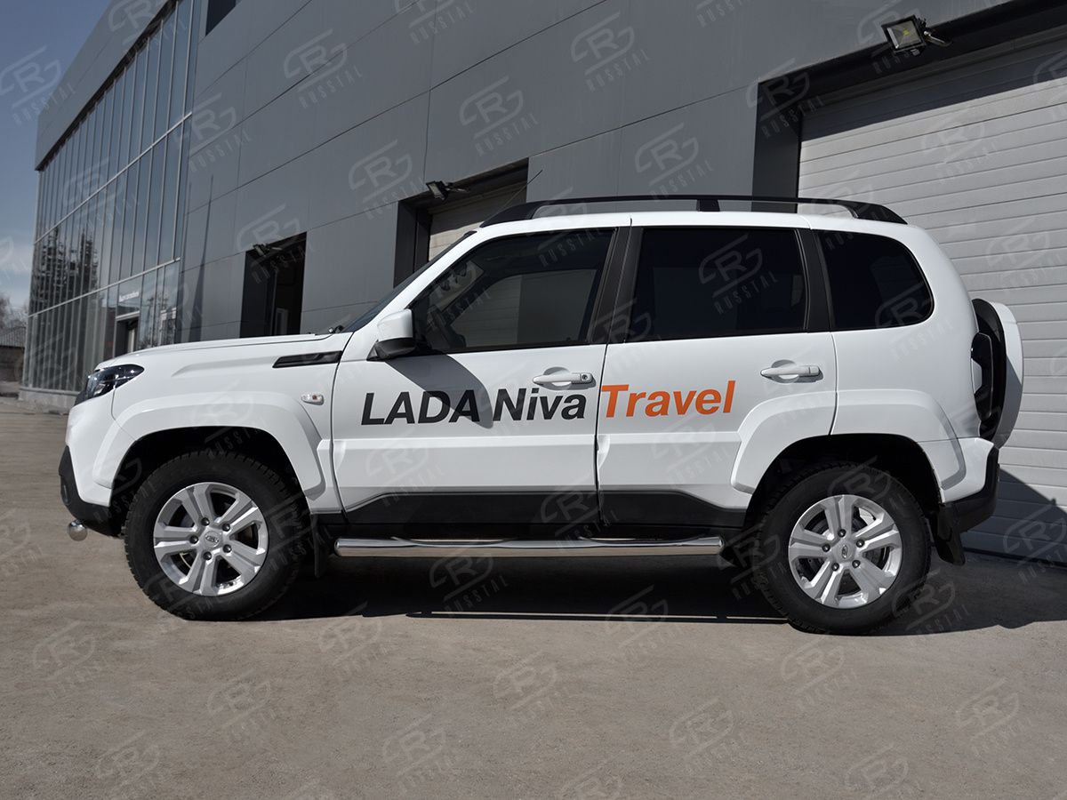 Защита порогов RusStal труба d76 с накладкой (вариант 3) для Lada Niva Travel 2021-2026. Артикул LNTT-0035613