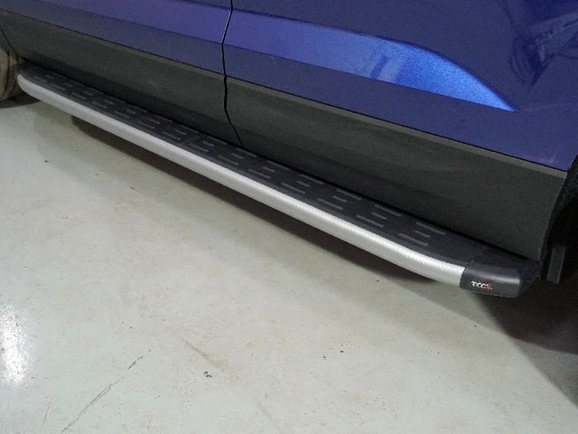 Пороги алюминиевые ТСС с пластиковой накладкой 1720 мм для Volkswagen Taos 2021-2026 Карбон серебро. Артикул VWTAO21-26SL