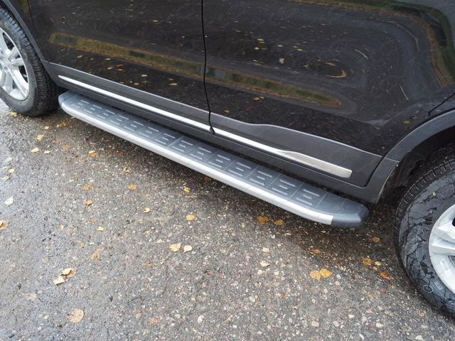 Пороги алюминиевые ТСС с пластиковой накладкой 1720 мм для Geely Atlas 2018-2021 Карбон серебро. Артикул GEELEATL18-36SL