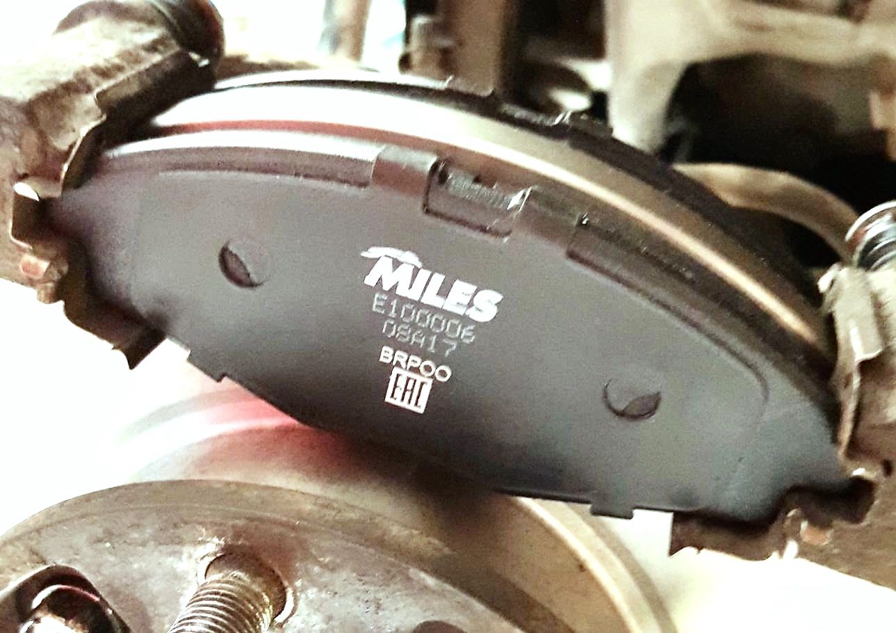 Тормозные колодки Miles (Semi-Metallic). Артикул E100006