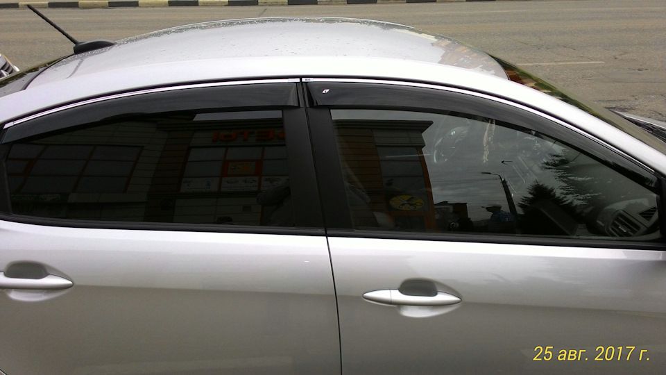 Дефлекторы Cobra Tuning для окон (c хром. молдингом) Kia Rio III седан 2011-2017. Артикул K12610CR